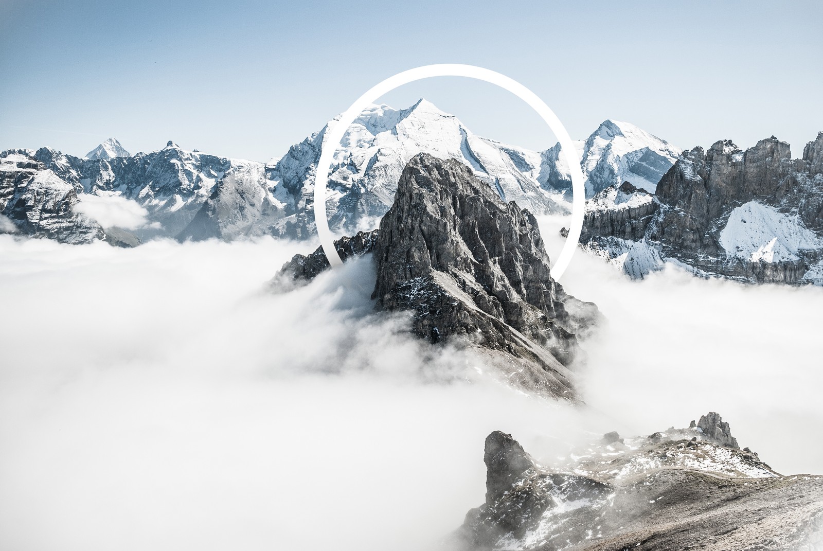 Montagne arafed avec un cercle au milieu (formes montagneuses, montagne, nature, chaîne de montagnes, nunatak)