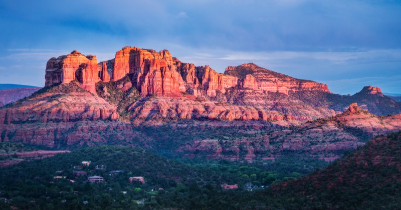 Вид на красные скалы седоны, аризона (sedona red rocks, долина, горный хребет, закат, вид с небес)