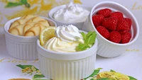 Garnitures assorties : Crème fouettée, framboises, crème au citron et biscuits pour délices sucrés