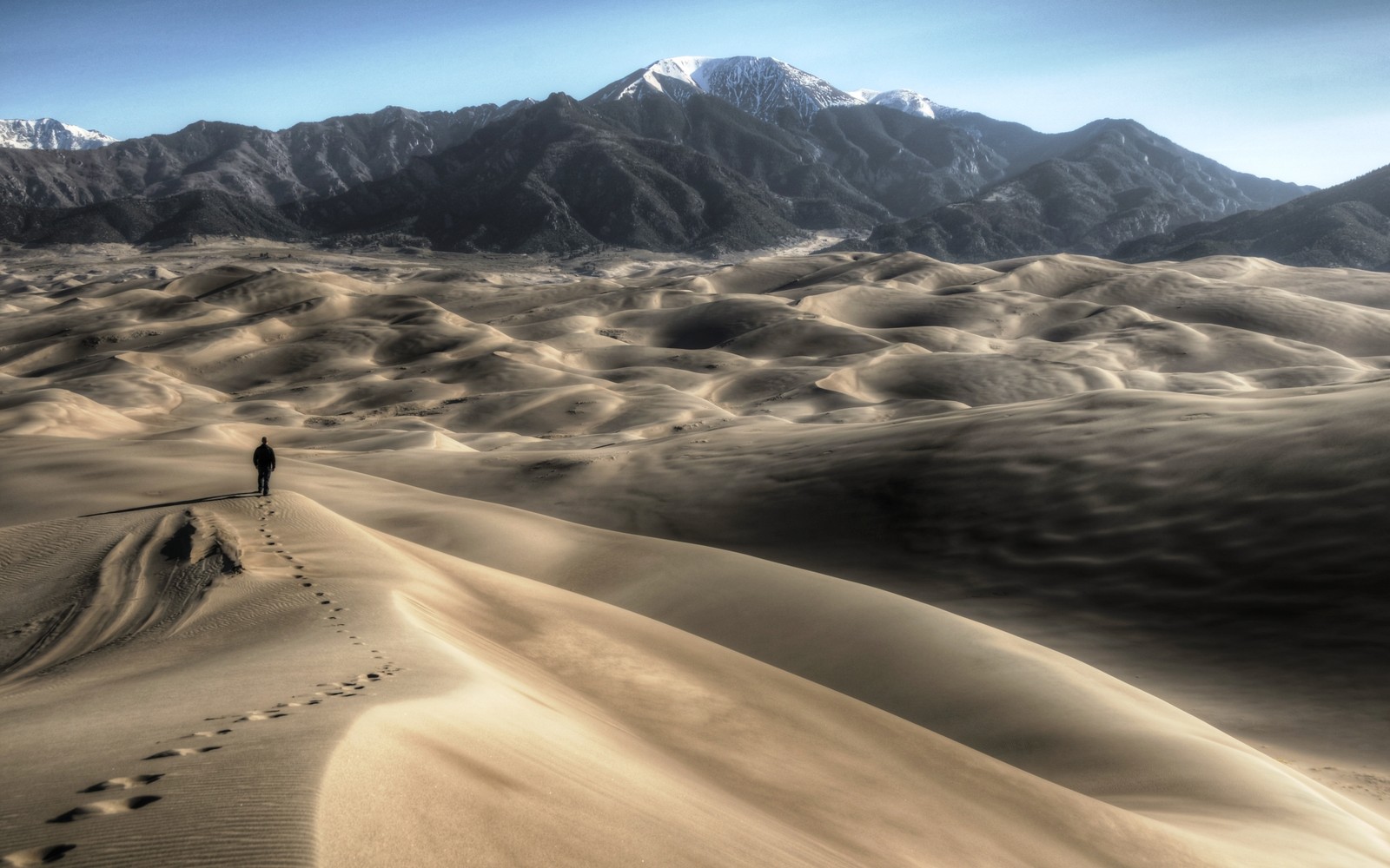 Arafed person walking on a sand dune in the desert (dune, park, national park, sand, desert)