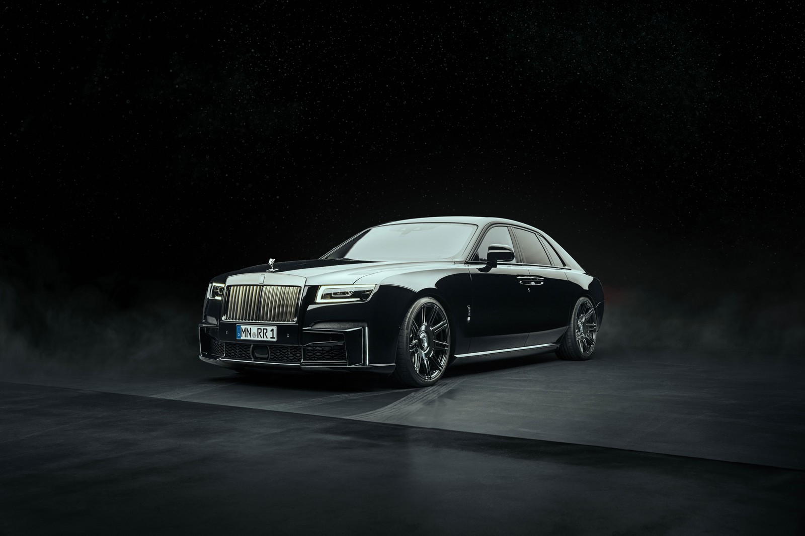 Um carro rolls royce preto está estacionado em uma sala escura (rolls royce black badge ghost, spofec, 2022, fundo escuro, 5k)