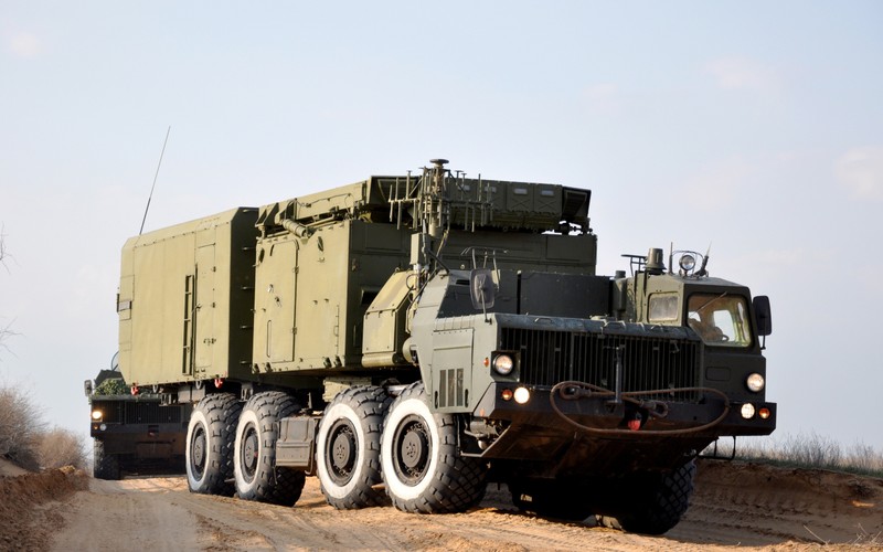 Большой военный грузовик едет по грунтовой дороге (грузовик, военный, транспорт, бронированное авто, российские вооруженные силы)