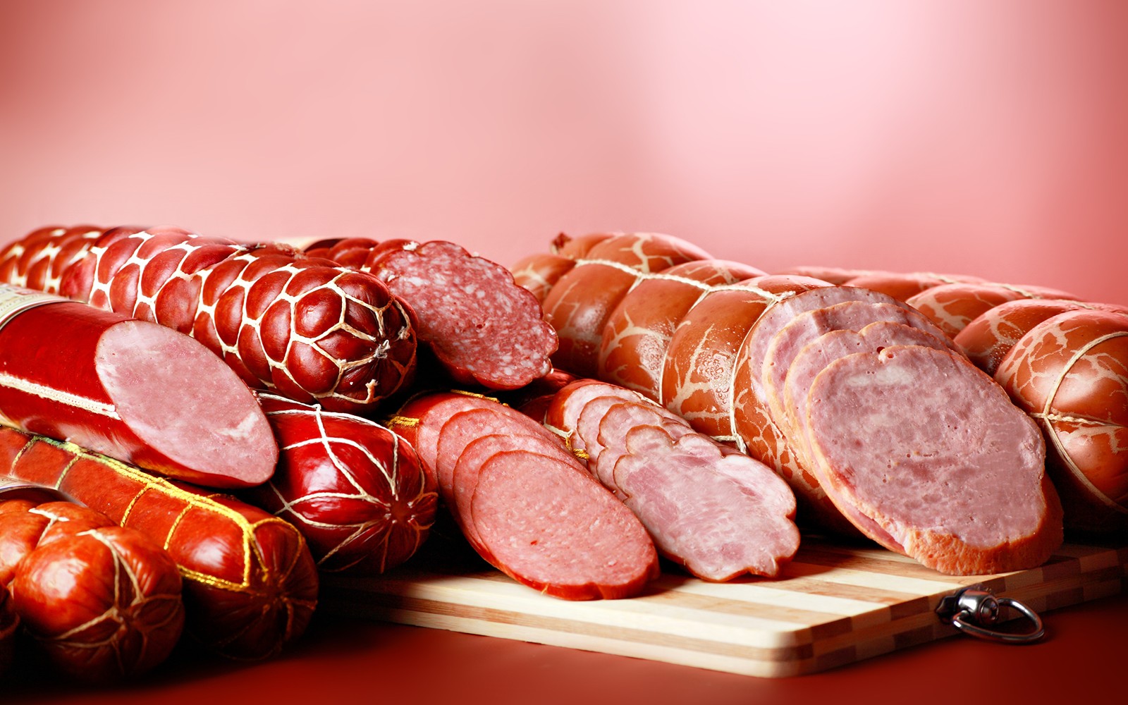 A close up of a bunch of sausages on a cutting board (sausage, smoking, charcuterie, food, meat)