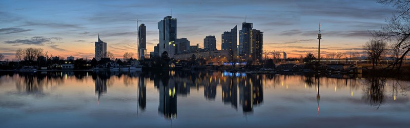 Панорамный вид на городской горизонт с озером на переднем плане (вена, город, городской пейзаж, горизонт, отражение)