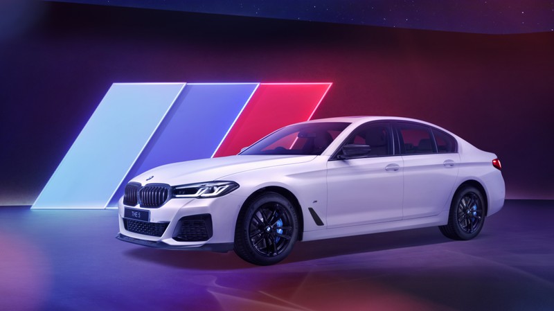 Седан bmw 7 серии представлен на фоне ярких цветов (bmw 530i m sport carbon edition, 2021, машины, обои 4k)