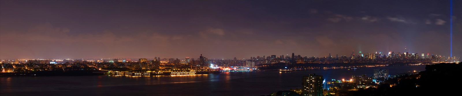 Uma vista árabe de uma cidade à noite com um grande corpo d'água (paisagem urbana, noite, cidade, linha do horizonte, área urbana)