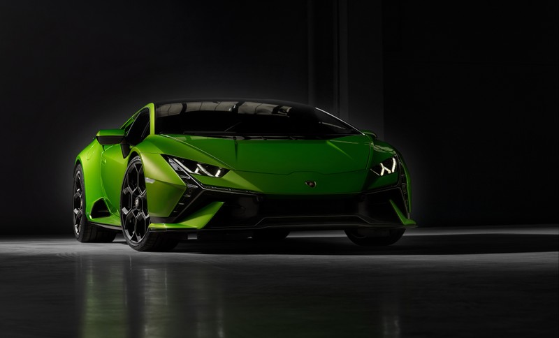 Зеленый спорткар lamborghini в темной комнате (ламборгини хуракан техника, темная эстетика, суперкары, 2022, 5k)