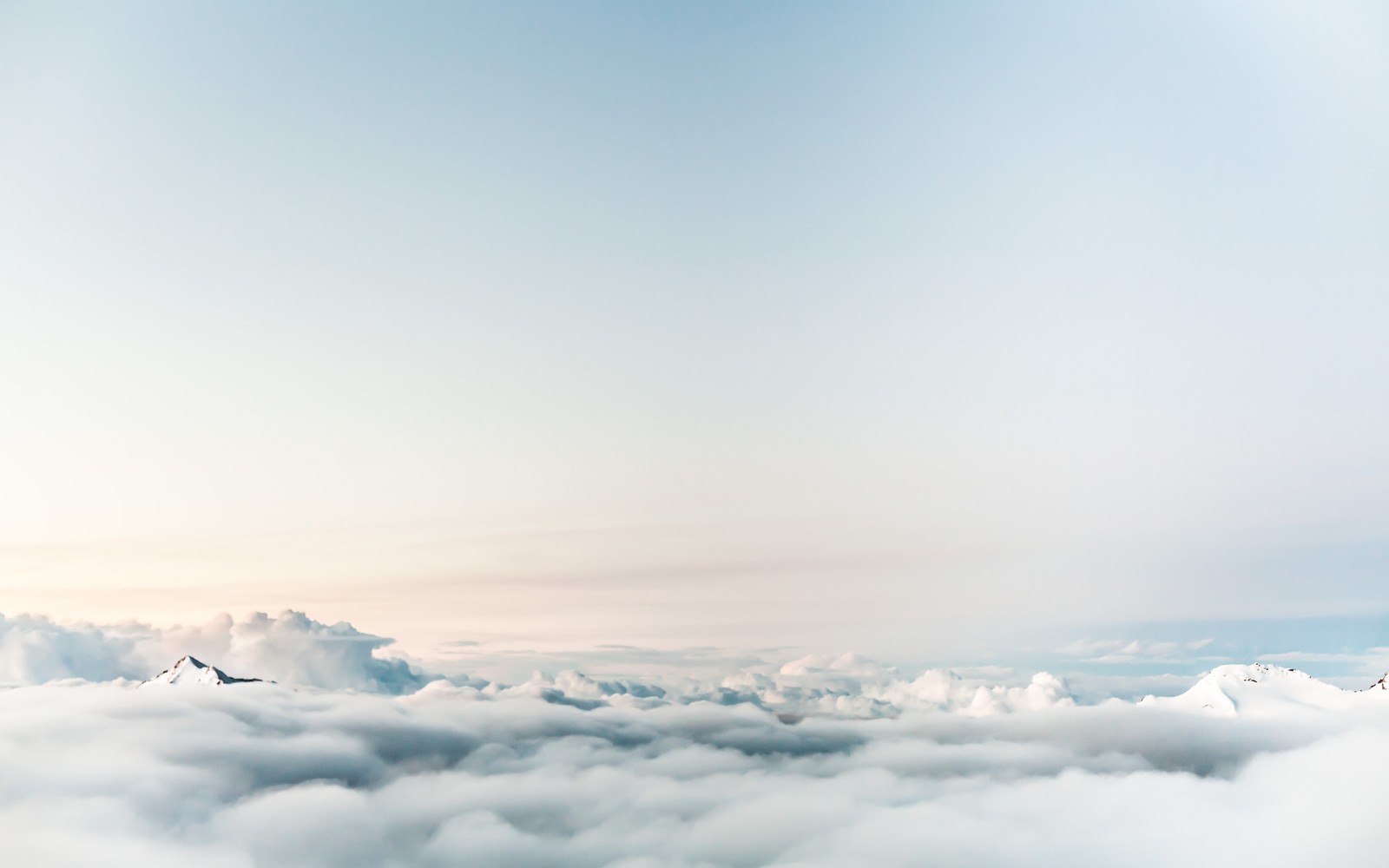 Il y a un avion volant au-dessus d'un ciel nuageux (nuage, coucher de soleil, atmosphère, écorégion, paysage naturel)