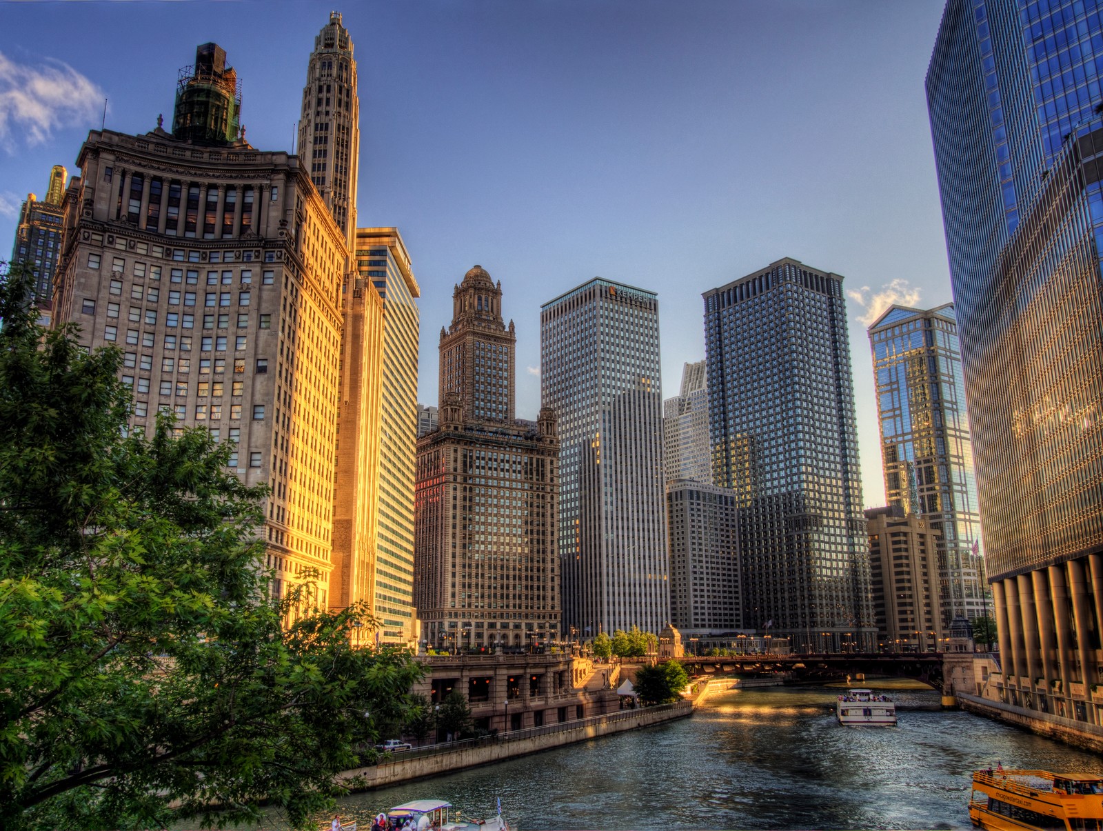 Prédios e barcos no rio em uma cidade com prédios altos (chicago, cidade, arranha céus, área urbana, paisagem urbana)