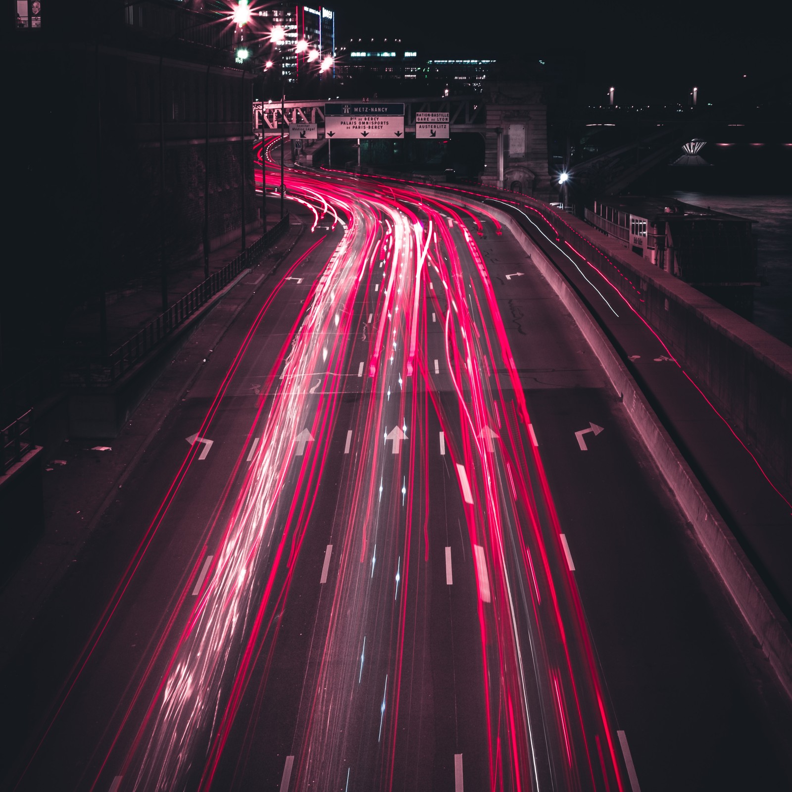 Vista aérea de una autopista con coches en movimiento por la noche (rojo, ligero, noche, camino, rosa)