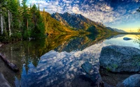 Ruhige Reflexion am Jenny Lake in der Wildnis