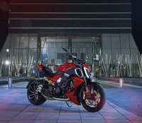 Ducati Diavel V4: Crucero muscular estético en el paisaje nocturno urbano