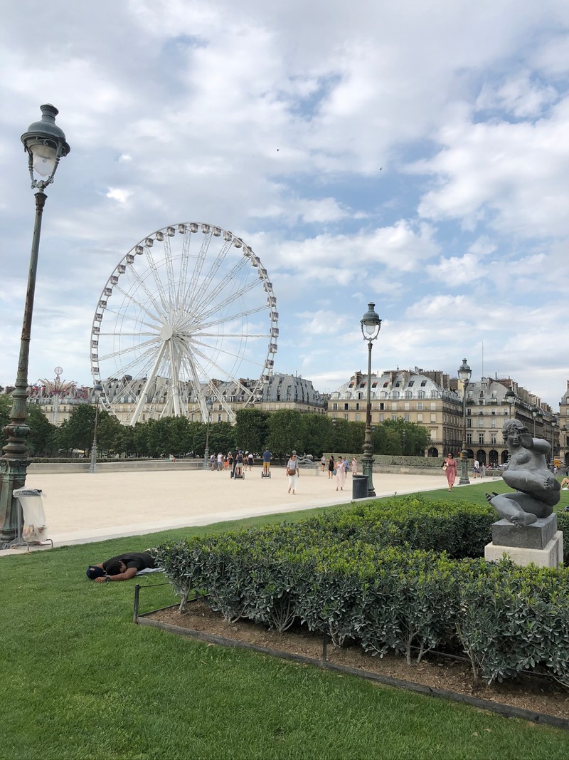 Аракадная статуя в парке с колесом обозрения на заднем плане (париж, paris, колесо обозрения, облако, уличный фонарь)