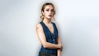 Olivia Cooke: Retrato impactante de una actriz inglesa en denim