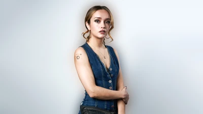 Olivia Cooke: Auffälliges Porträt einer englischen Schauspielerin in Jeans