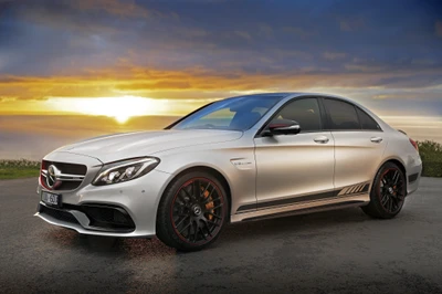 Sedã Mercedes-Benz C63 AMG com rodas de liga leve ao pôr do sol