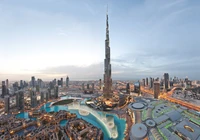 Deslumbrante vista aérea do Burj Khalifa e da paisagem urbana de Dubai ao anoitecer