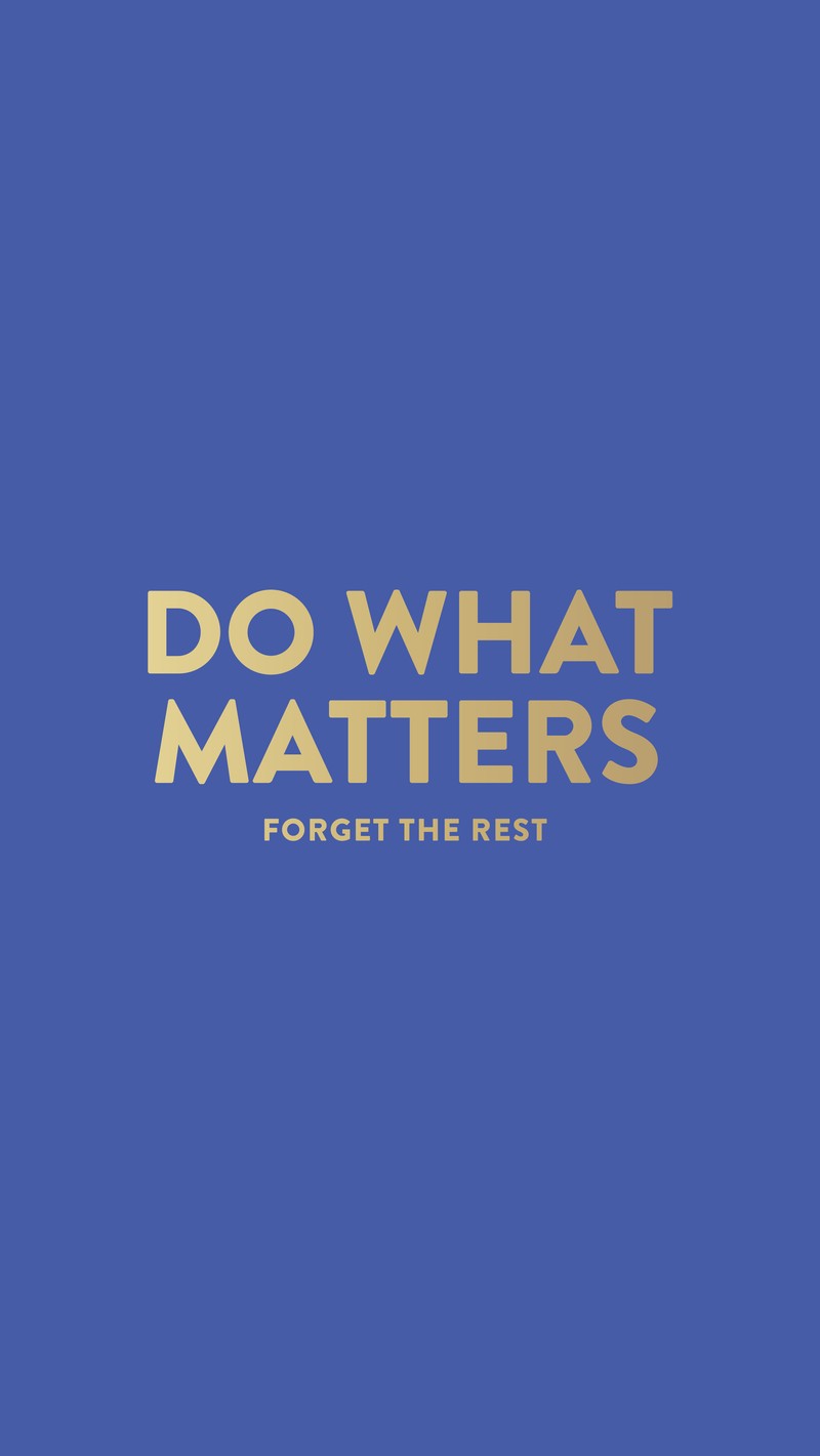 Близкий план синей книги с золотыми буквами (do what matters, forget the rest)