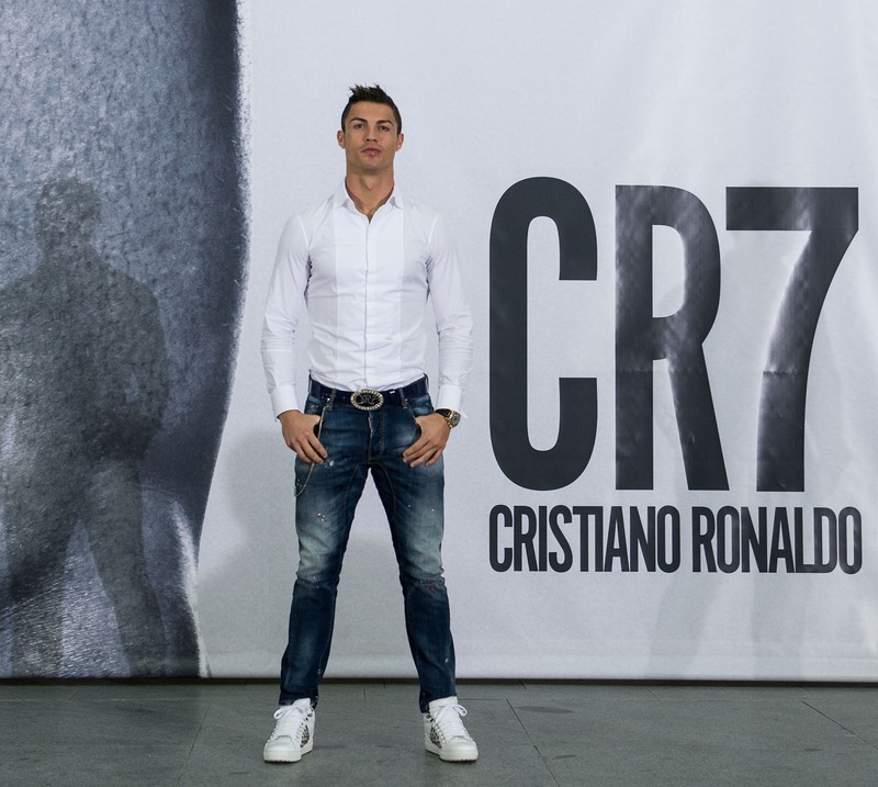 Арабский мужчина, стоящий перед большим плакатом с cr7 (cr7, cristiano ronaldo, криштиану роналду, cristiano ronaldo c)