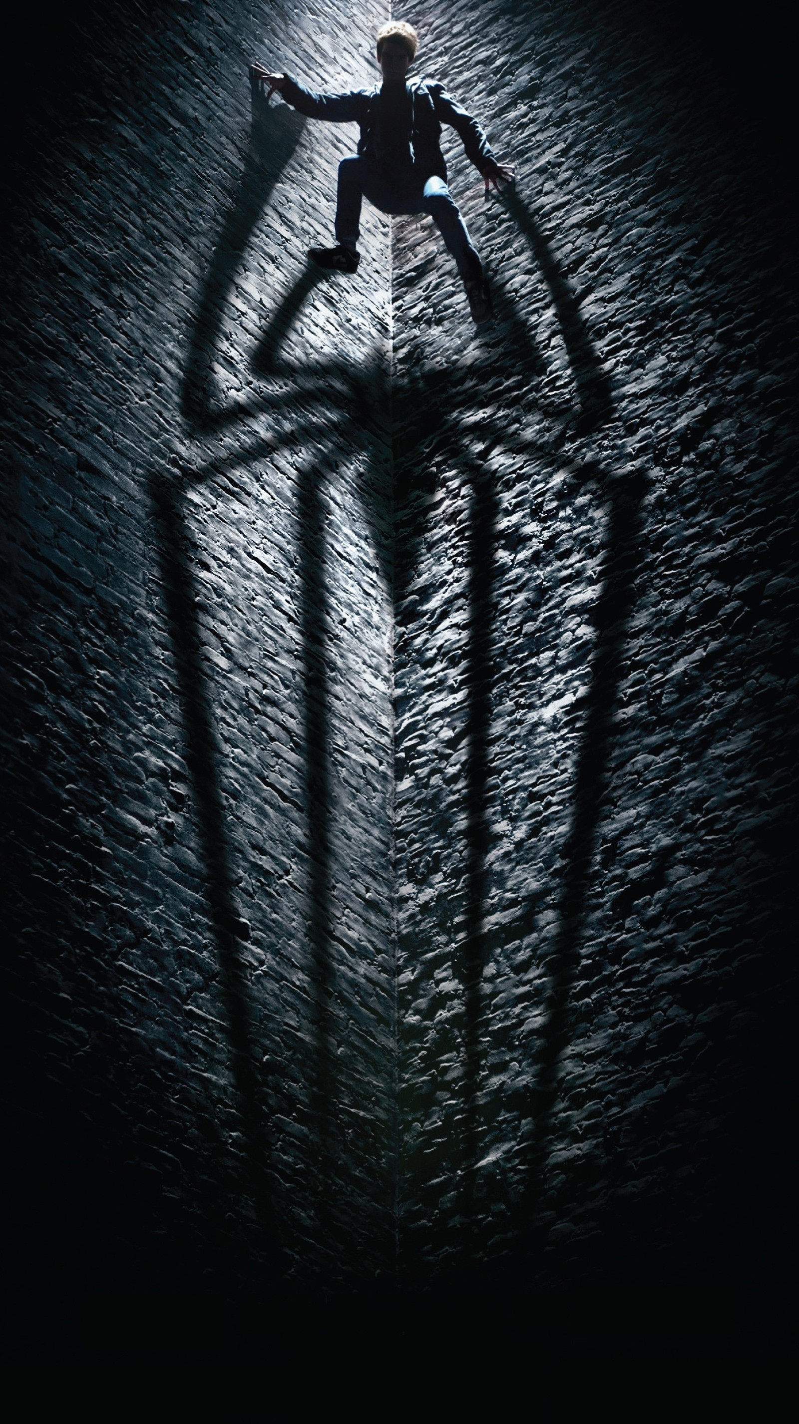 Le logo de spider-man sur un fond sombre avec l'ombre d'un homme (art, avengers, ville, sombre, fantaisie)