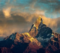 Majestueux sommet de l'Annapurna au coucher du soleil, baigné de lumière dorée