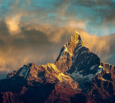 Majestueux sommet de l'Annapurna au coucher du soleil, baigné de lumière dorée