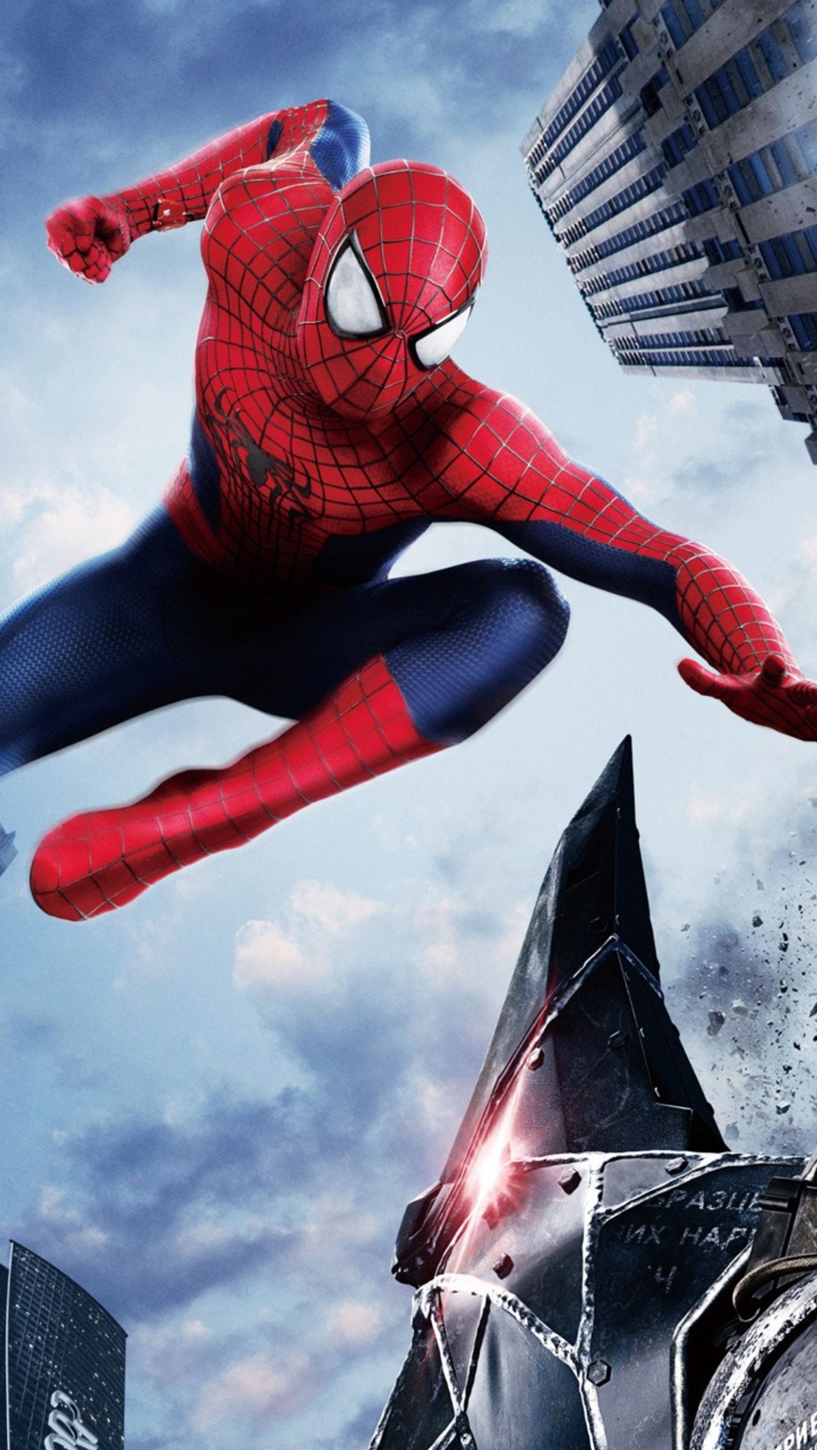 Spider-man volant au-dessus d'une ville avec une immense tour de l'horloge en arrière-plan (andré, film, peter parker, spiderman)