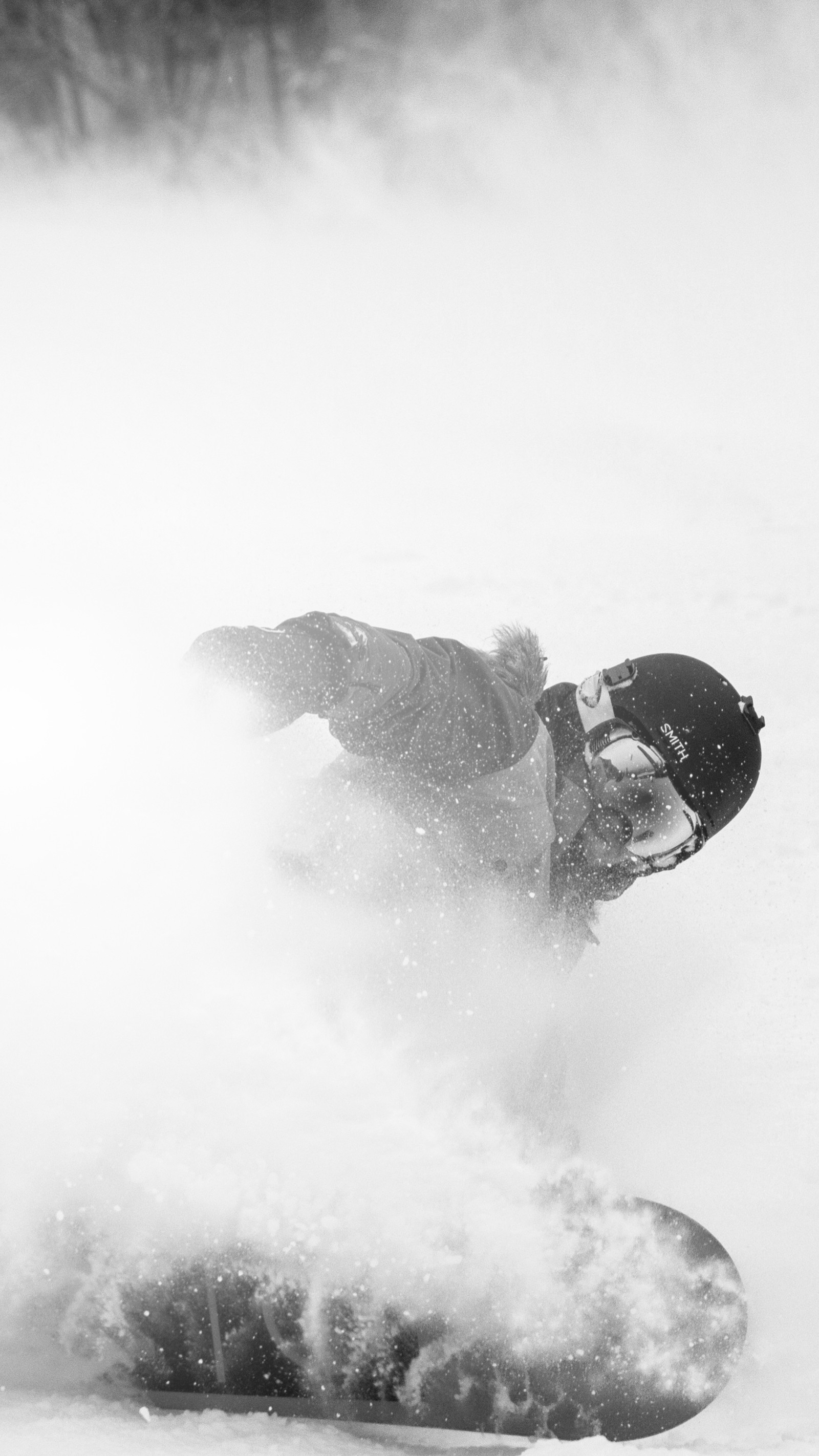 Skieur sur une photo en noir et blanc tombant de son snowboard (ski, skate, hiver, jeux olympiques, jeux)