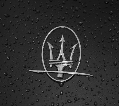 Emblema de Maserati con gotas de lluvia sobre una superficie oscura