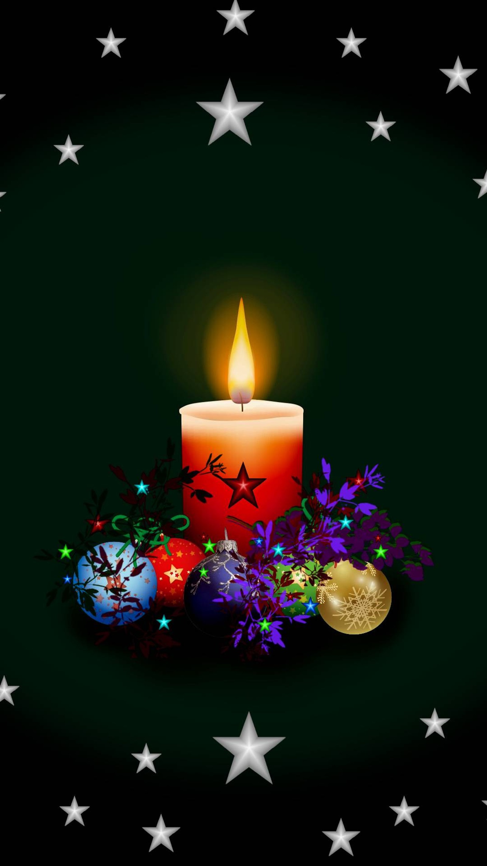 Um close em uma vela acesa cercada por decorações de natal (vela, velas, luzes, luz, papai noel)