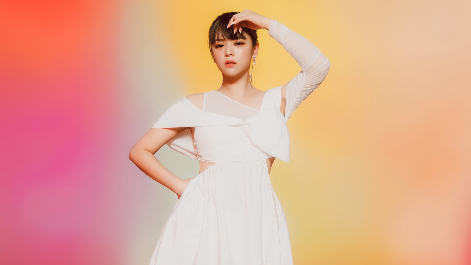 Una mujer en un vestido blanco posando para una foto (jeongyeon, 정연, yoo jeong yeon, yu jeong yeon, 유정연)