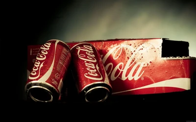 Canettes de Coca-Cola avec emballage dans une composition artistique