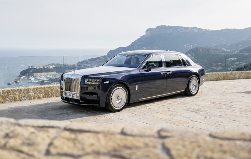 Черный rolls royce припаркован на каменной дороге рядом с океаном (роллс ройс фантом ewb, rolls royce phantom ewb, 2022, 5k, 8k)