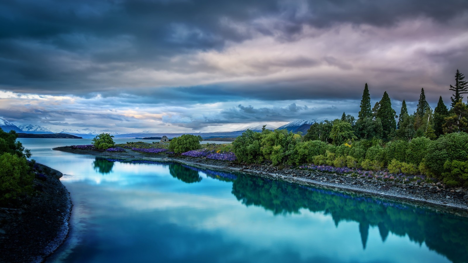 Arafed view of a river with a mountain in the background (nature, forest, scenery, landscape)