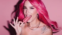 Halsey mit pinken Haaren genießt ein Eis am Stiel in einem verspielten Fotoshooting