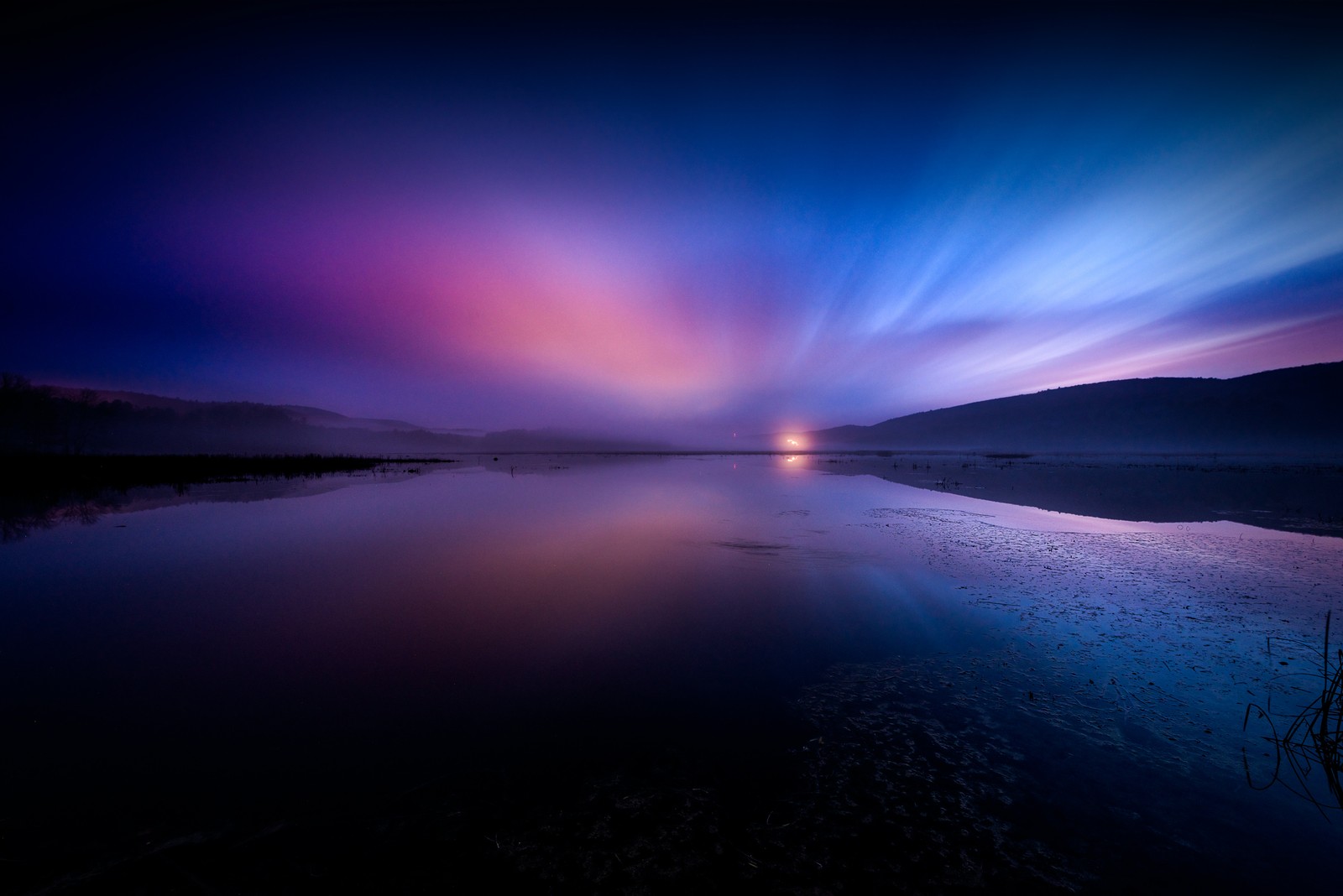 Uma vista de um lago com uma luz brilhante no céu (aurora boreal, paisagem, crepúsculo, lago, reflexões)