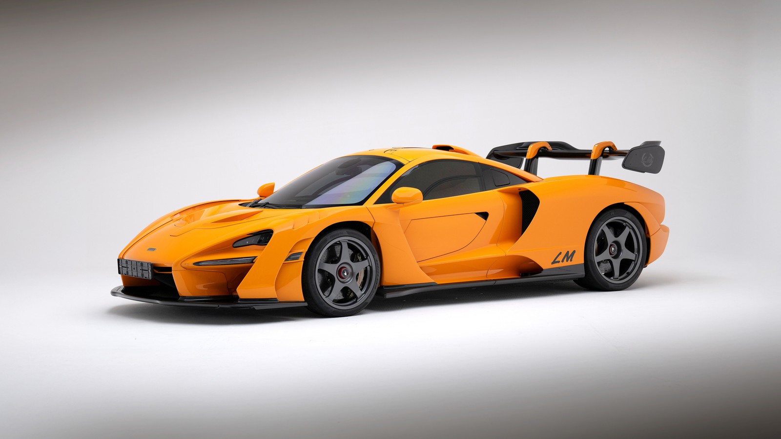 Un primer plano de un coche de juguete sobre un fondo blanco (mclaren senna lm, cgi, coches deportivos, coches, fondo de pantalla 4k)