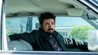 Billy Butcher en un coche, mostrando su intensa actitud de "The Boys" Temporada 2.