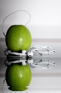 Pomme verte avec écouteurs : Une fusion de la nature et de la technologie