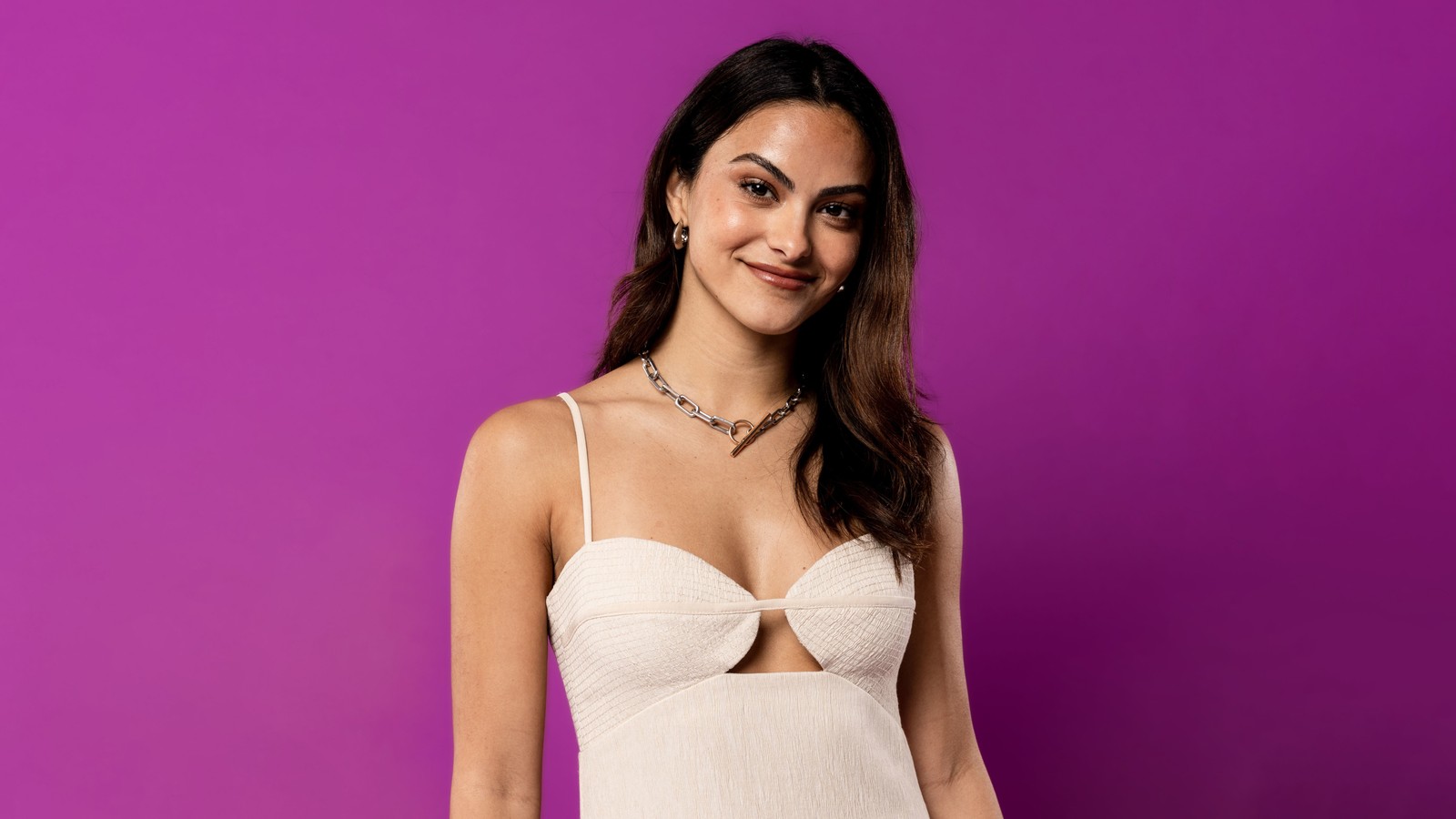 Un gros plan d'une femme en robe blanche posant pour une photo (camila mendes, fond violet, 5k, 8k, portrait)