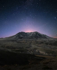 Noite estrelada sobre um majestoso estratovulcão