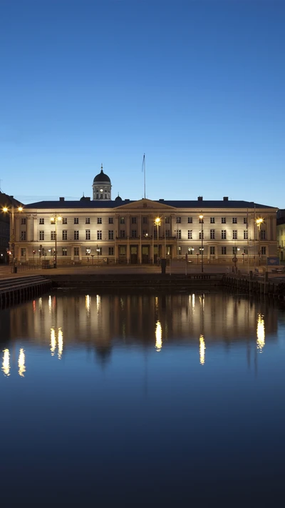 Reflexión vespertina de un palacio histórico junto al lago