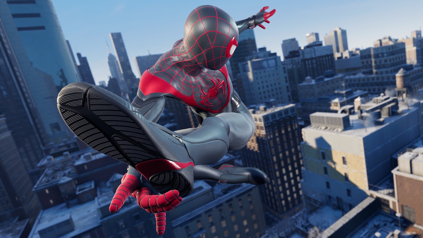 Spider-man saute au-dessus d'une ville dans le costume de spider-man (marvels spider man miles morales, playstation 5, playstation 4, jeux pc, 5k)