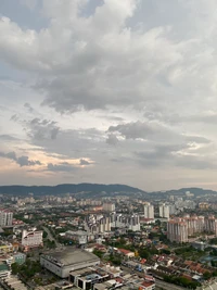 Paisaje urbano bajo cielos nublados