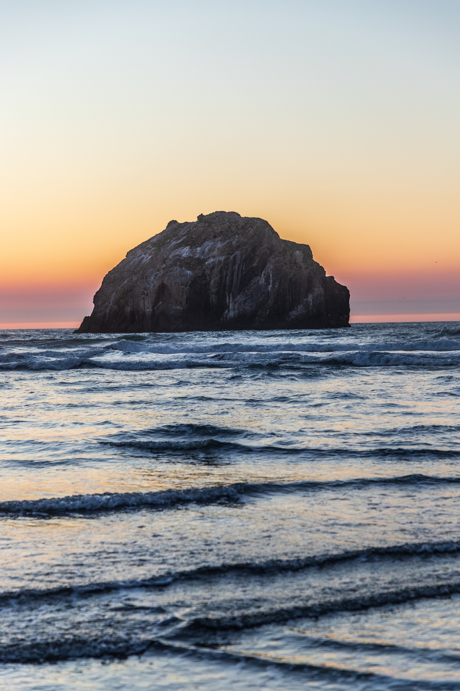 Hay una pequeña roca en medio del océano (onda de viento, cuerpo de agua, mar, océano, horizonte)