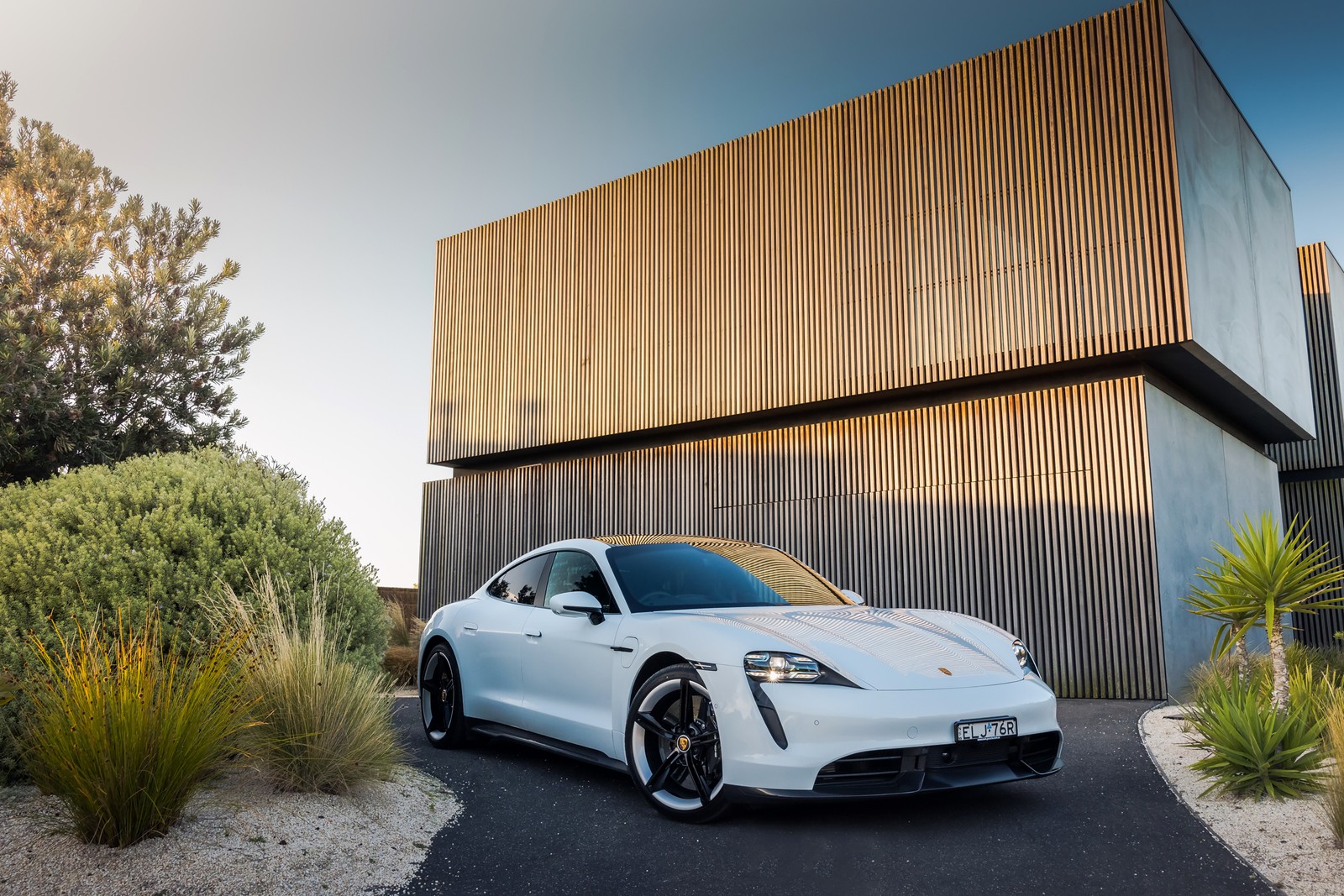 Un porsche tay blanco estacionado frente a una casa moderna. (porsche taycan turbo s, 2021, películas, fondo de pantalla 4k)