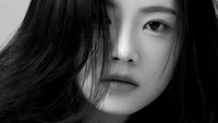 Hong Eunchae : Élégance captivante en noir et blanc