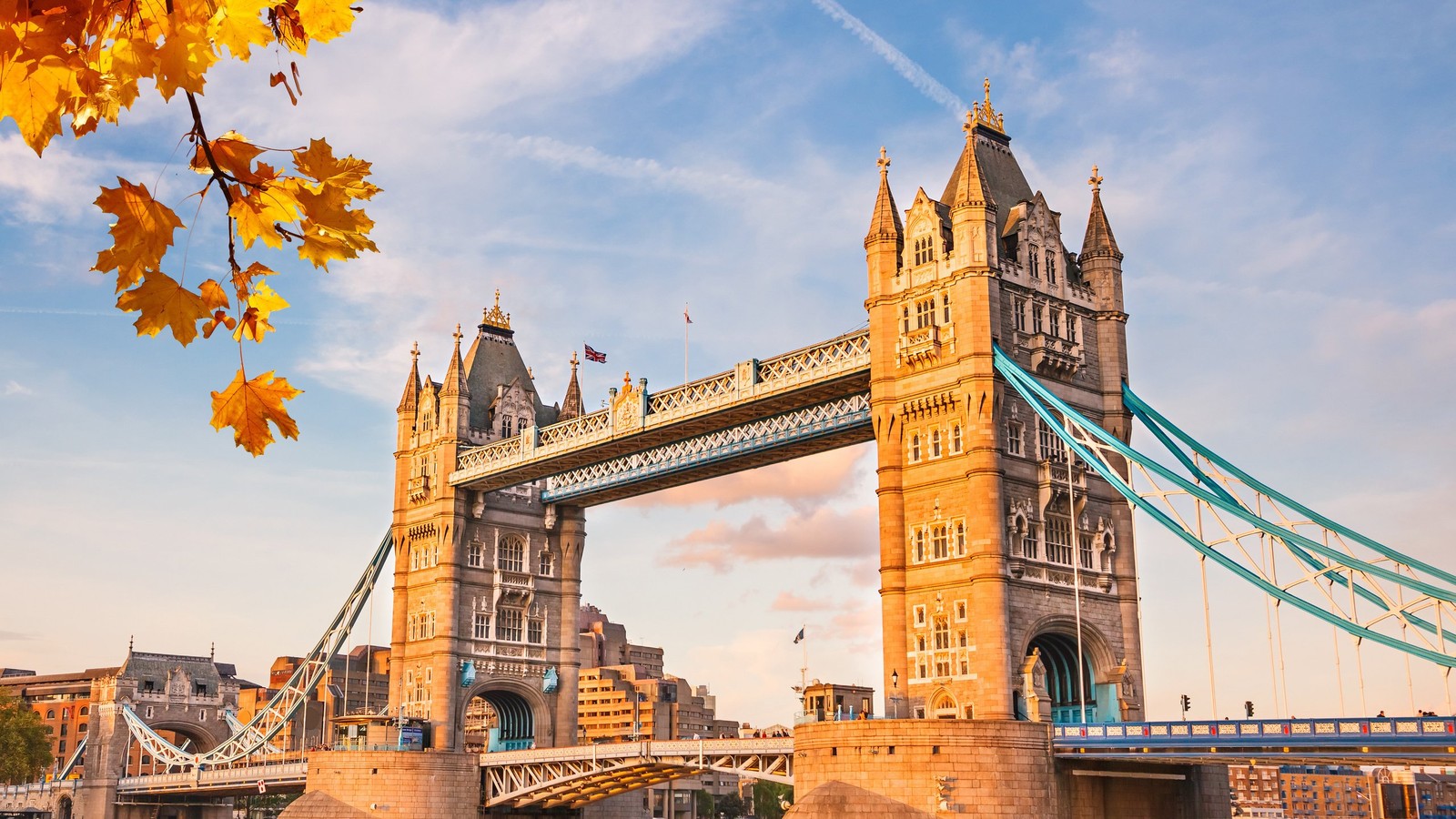 Imagen de un puente sobre el río con un bote pasando por debajo (tower bridge, puente de londres, london bridge, hito, puente)