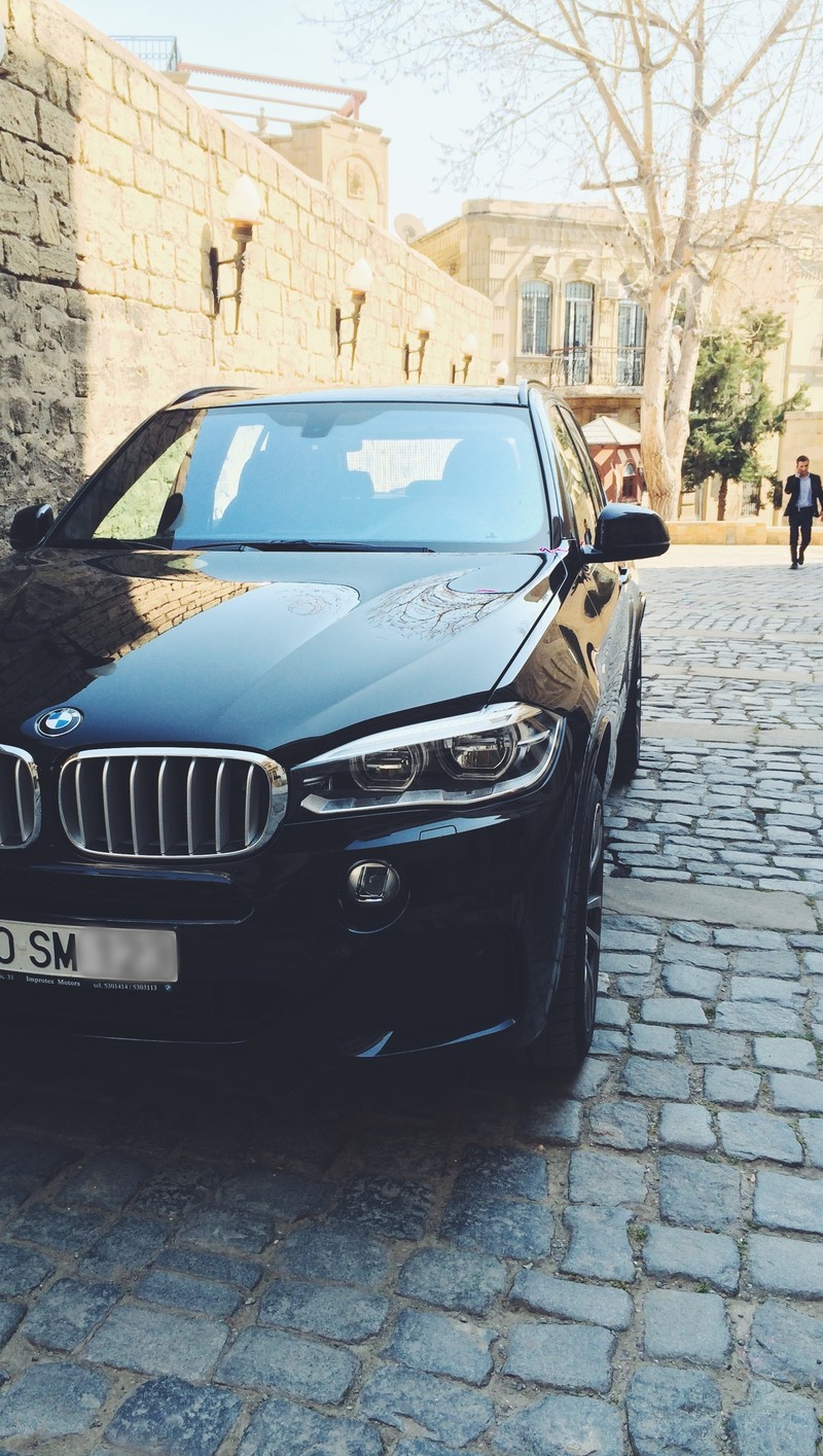 Арабский bmw припаркован на булыжной улице в европейском городе (баку, baku, bmw, bmw m, bmwmotorsport)