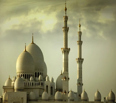 Majestosa mesquita islâmica com elegantes cúpulas e minaretes